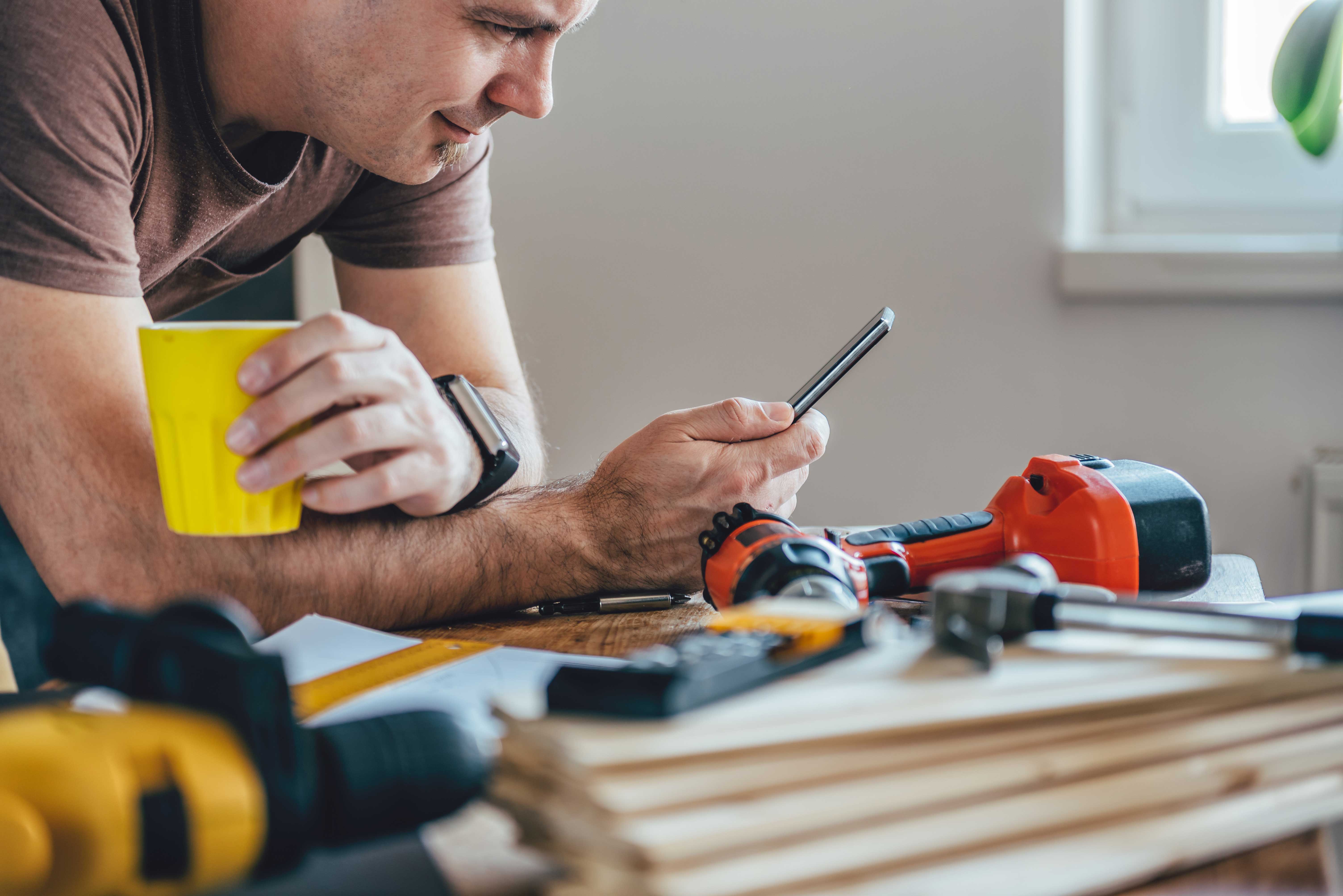 Schweizer Handwerker erfasst Arbeitsstunden direkt auf dem Smartphone